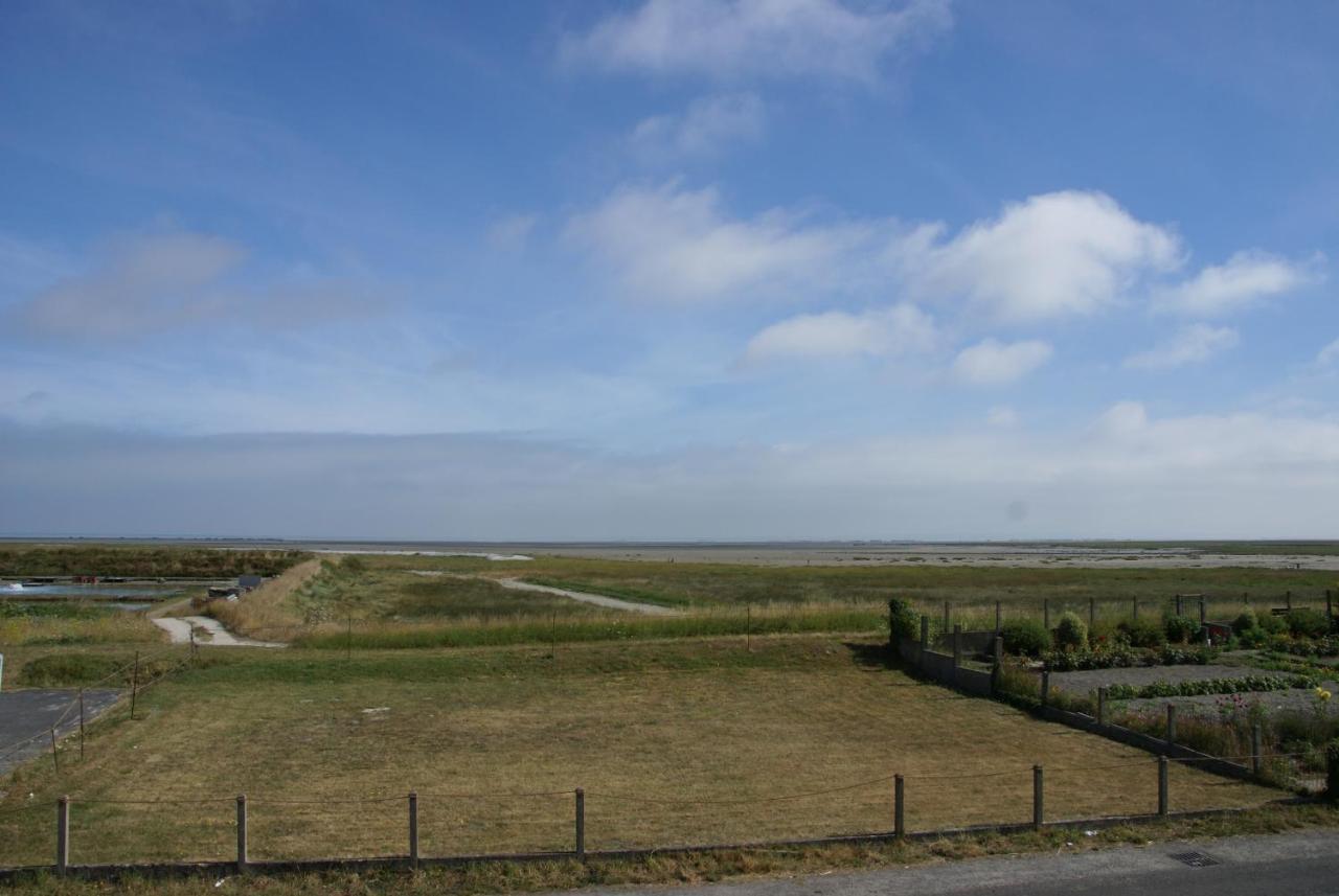 Les Greniers De Blanche Bed & Breakfast Le Vivier sur Mer Bagian luar foto